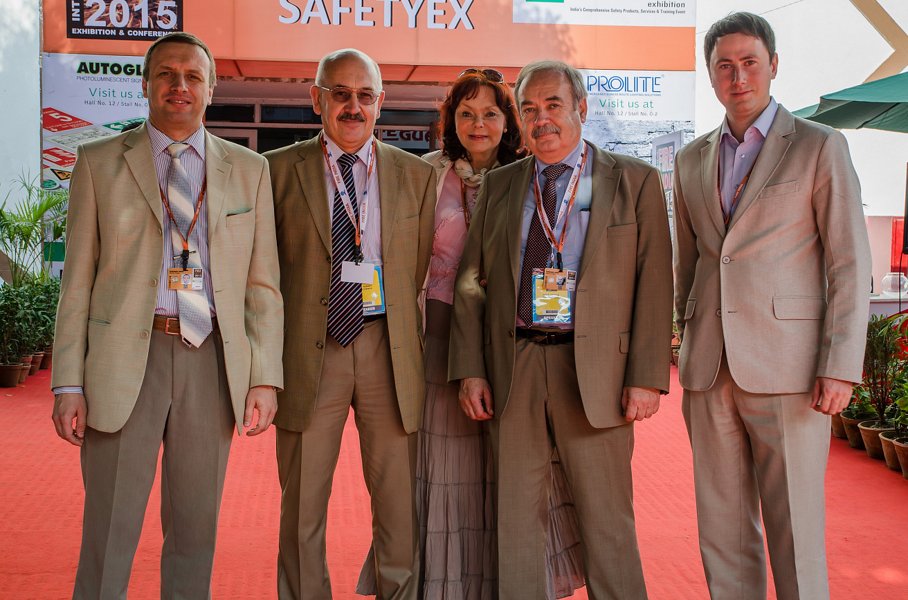 Сотрудники ГК "Гефест" у павильона